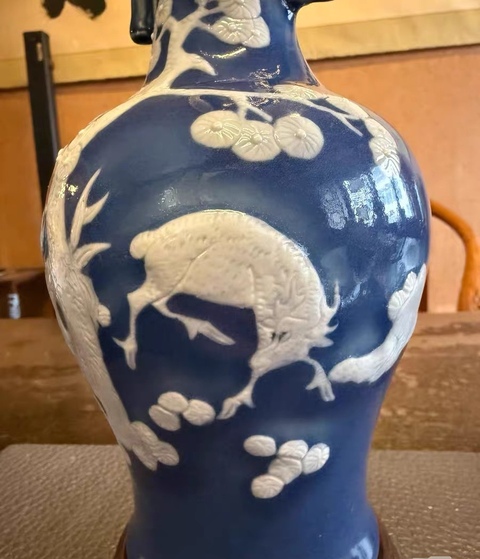 古玩陶瓷清中期 藍釉堆白松鹿圖貫耳瓶真品鑒賞圖