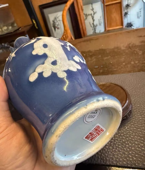 古玩陶瓷清中期 藍釉堆白松鹿圖貫耳瓶真品鑒賞圖