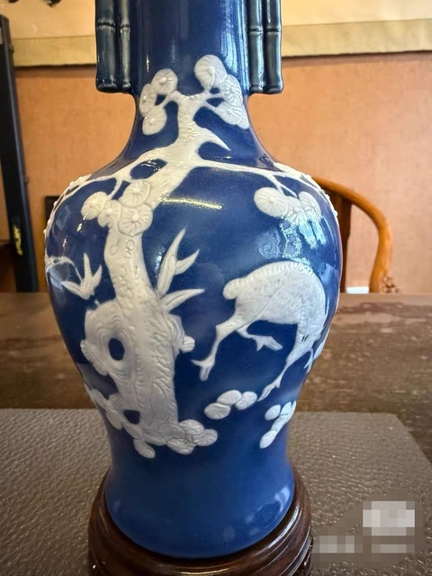 古玩陶瓷清中期 藍釉堆白松鹿圖貫耳瓶真品鑒賞圖