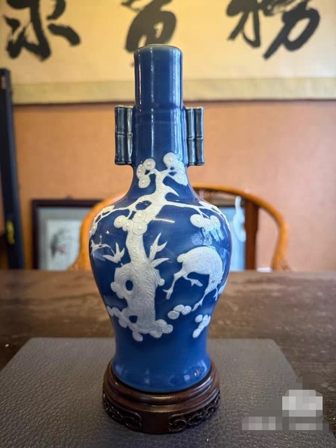 古玩陶瓷清中期 藍釉堆白松鹿圖貫耳瓶真品鑒賞圖