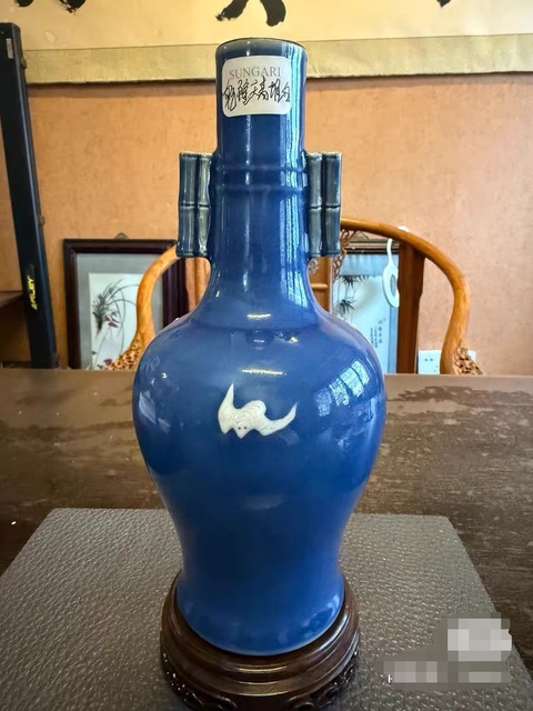 古玩陶瓷清中期 藍釉堆白松鹿圖貫耳瓶真品鑒賞圖