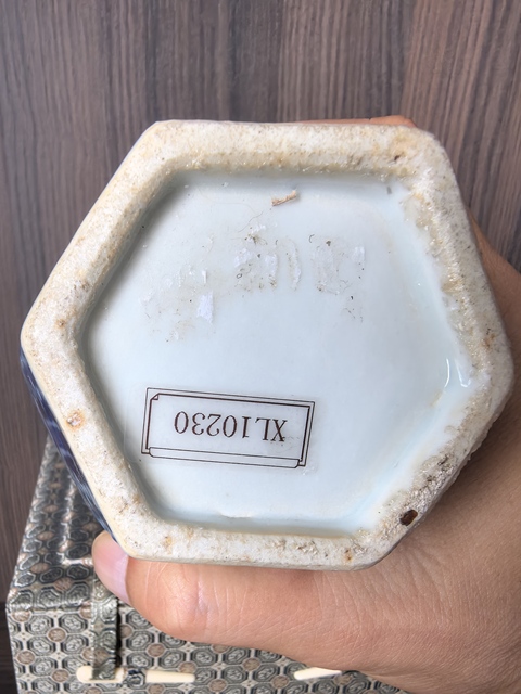 古玩陶瓷青花人物故事六方瓶真品鑒賞圖
