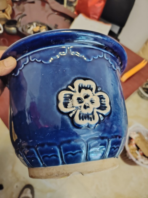 古玩陶瓷霽藍(lán)釉堆白花卉紋花盆真品鑒賞圖