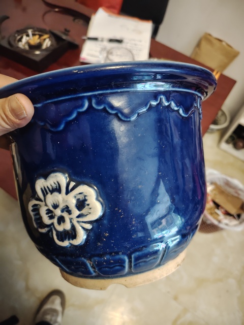 古玩陶瓷霽藍(lán)釉堆白花卉紋花盆真品鑒賞圖