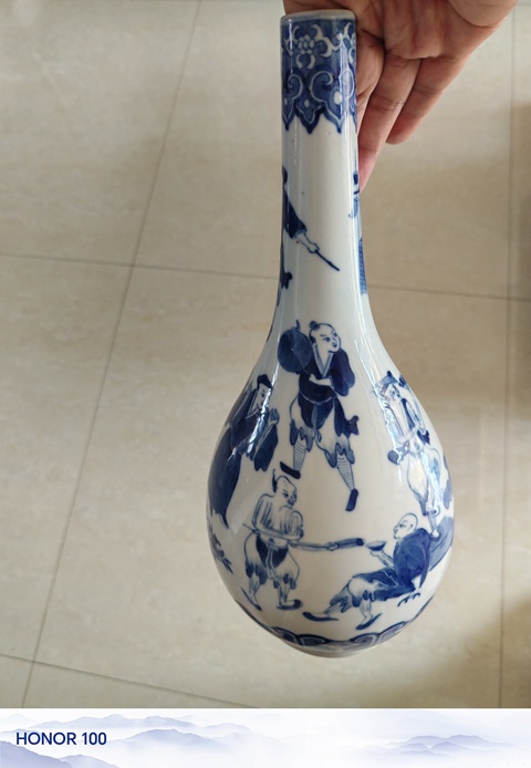 古玩陶瓷市井人物紋青花長頸瓶真品鑒賞圖