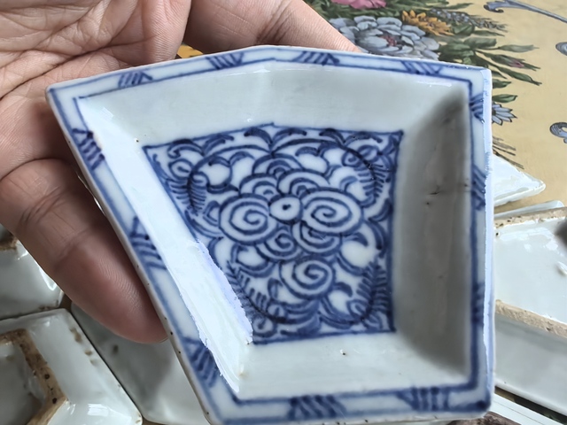 古玩陶瓷纏枝花卉紋青花九攢盤真品鑒賞圖