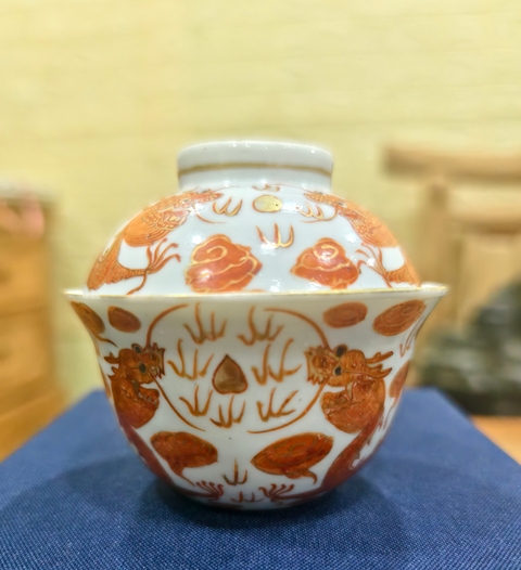 古玩陶瓷清晚期 礬紅龍紋蓋碗真品鑒賞圖
