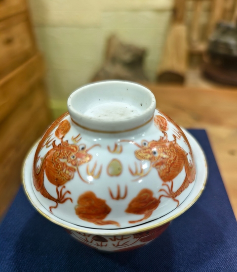 古玩陶瓷清晚期 礬紅龍紋蓋碗真品鑒賞圖