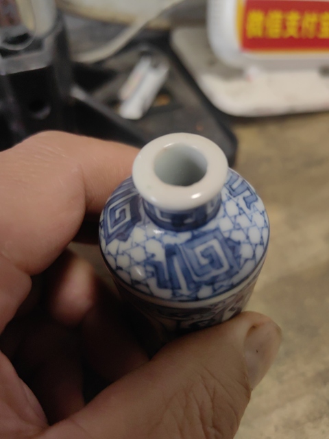 古玩陶瓷青花釉里紅人物紋鼻煙壺真品鑒賞圖