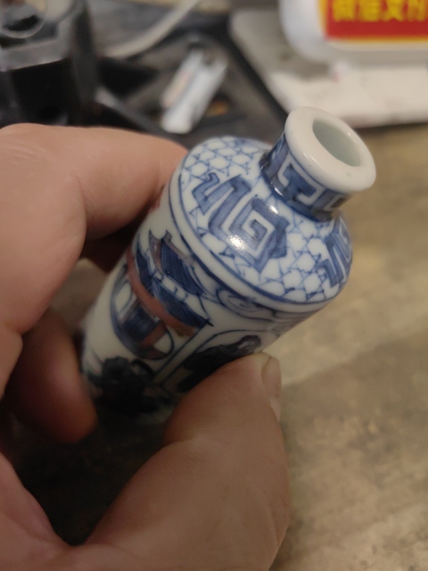 古玩陶瓷青花釉里紅人物紋鼻煙壺真品鑒賞圖