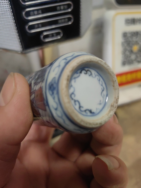 古玩陶瓷青花釉里紅人物紋鼻煙壺真品鑒賞圖