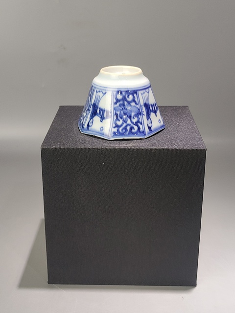 古玩陶瓷仕女花卉紋青花八角杯真品鑒賞圖