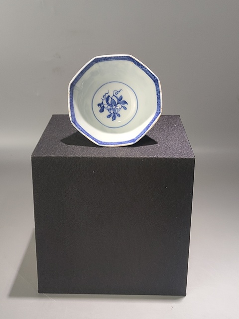 古玩陶瓷仕女花卉紋青花八角杯真品鑒賞圖