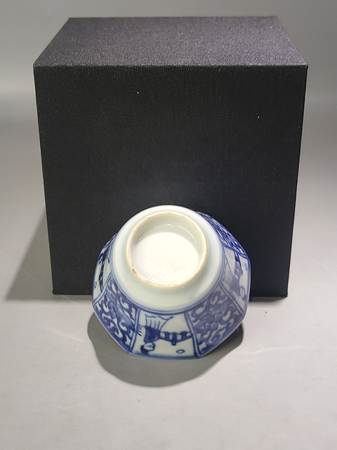 古玩陶瓷仕女花卉紋青花八角杯真品鑒賞圖