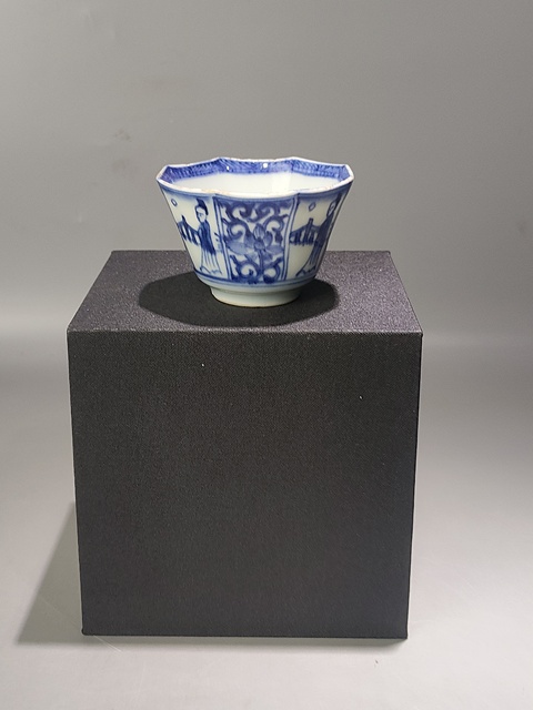 古玩陶瓷仕女花卉紋青花八角杯真品鑒賞圖