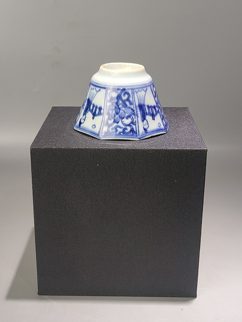 古玩陶瓷仕女花卉紋青花八角杯真品鑒賞圖