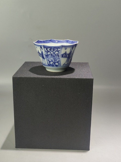 古玩陶瓷仕女花卉紋青花八角杯真品鑒賞圖
