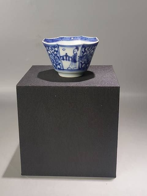 古玩陶瓷仕女花卉紋青花八角杯真品鑒賞圖