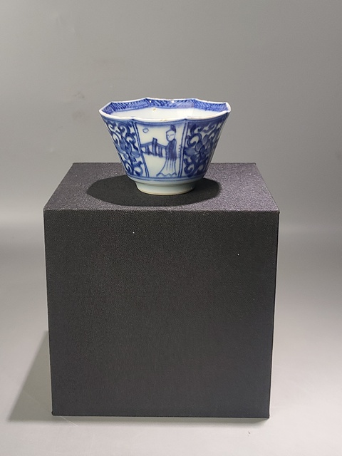 古玩陶瓷仕女花卉紋青花八角杯真品鑒賞圖