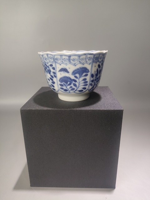 古玩陶瓷花卉紋青花杯真品鑒賞圖