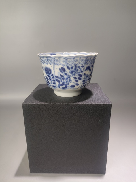 古玩陶瓷花卉紋青花杯真品鑒賞圖