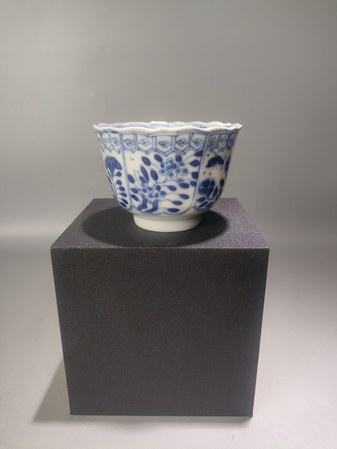 古玩陶瓷花卉紋青花杯真品鑒賞圖