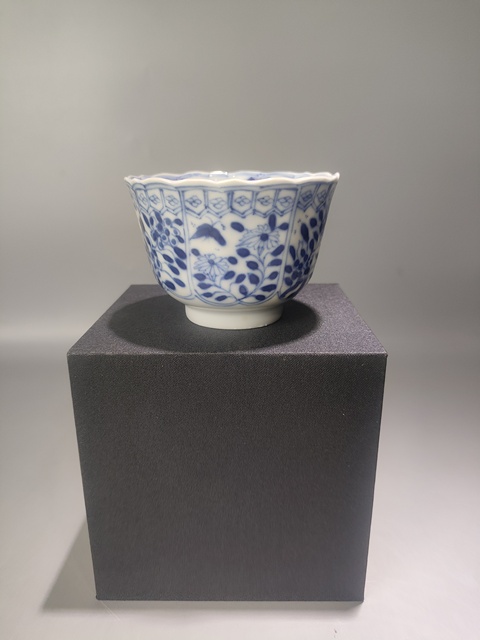 古玩陶瓷花卉紋青花杯真品鑒賞圖