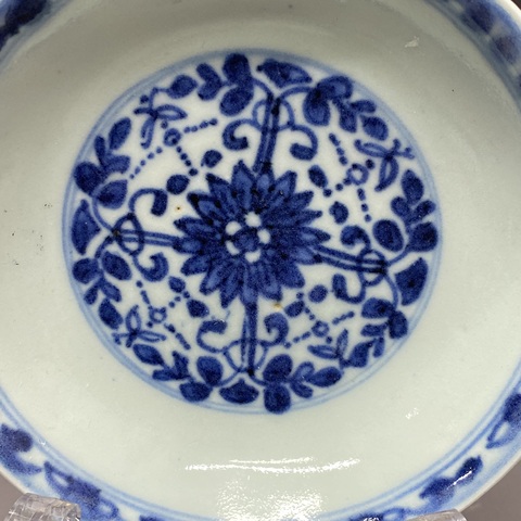 古玩陶瓷花卉紋青花盤真品鑒賞圖