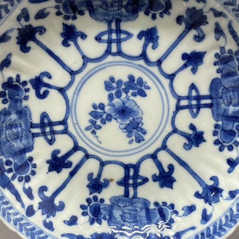 古玩陶瓷花卉紋青花盤真品鑒賞圖
