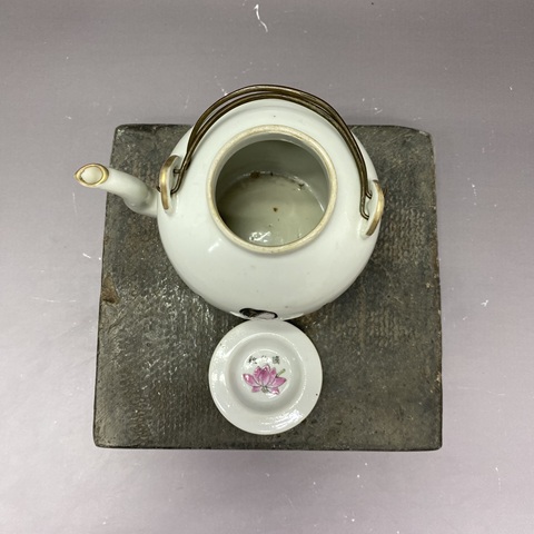 古玩陶瓷無雙譜粉彩提梁壺真品鑒賞圖