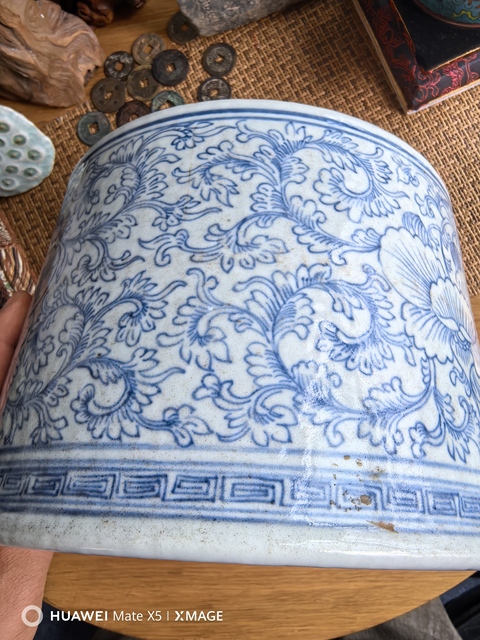 古玩陶瓷纏枝蓮紋香爐真品鑒賞圖