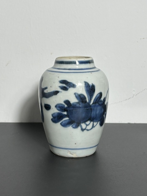 古玩陶瓷青花洞石花卉紋罐真品鑒賞圖