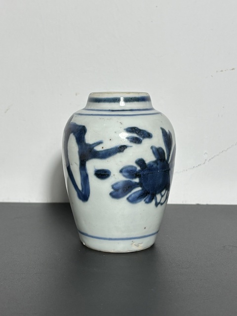 古玩陶瓷青花洞石花卉紋罐真品鑒賞圖