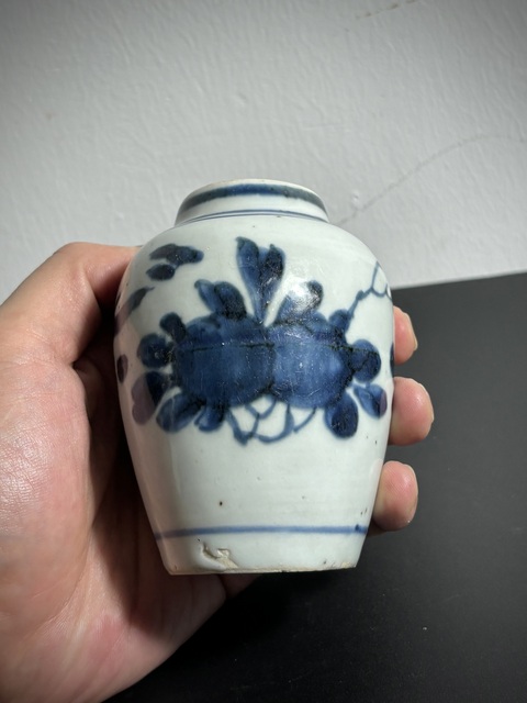 古玩陶瓷青花洞石花卉紋罐真品鑒賞圖