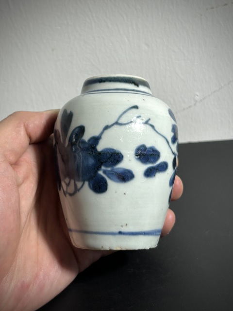 古玩陶瓷青花洞石花卉紋罐真品鑒賞圖