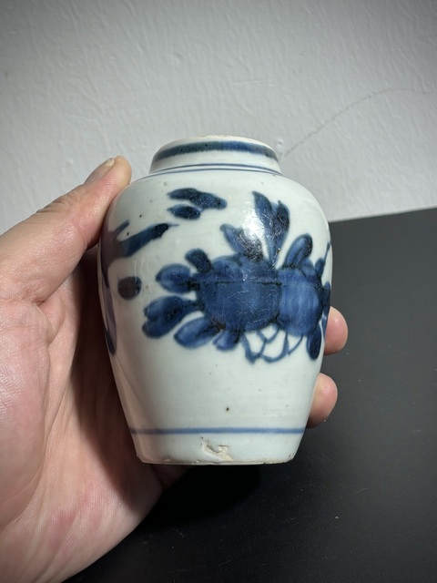 古玩陶瓷青花洞石花卉紋罐真品鑒賞圖
