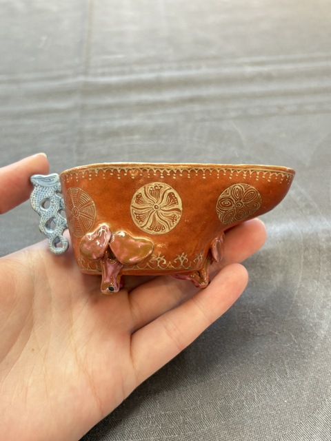 古玩陶瓷珊瑚紅描金花卉紋爵杯真品鑒賞圖