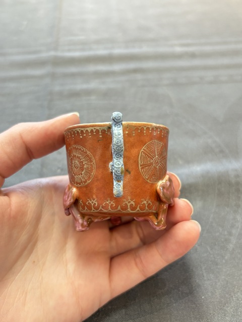 古玩陶瓷珊瑚紅描金花卉紋爵杯真品鑒賞圖