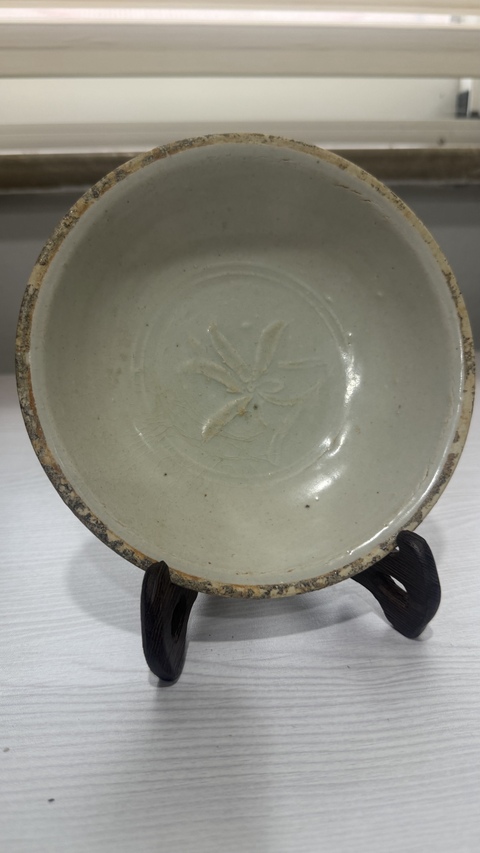 古玩陶瓷影青芒口圈足印刻花花卉紋碗真品鑒賞圖