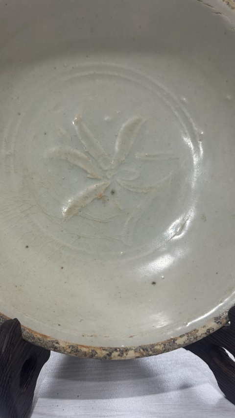 古玩陶瓷影青芒口圈足印刻花花卉紋碗真品鑒賞圖