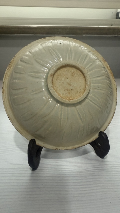 古玩陶瓷影青芒口圈足印刻花花卉紋碗真品鑒賞圖