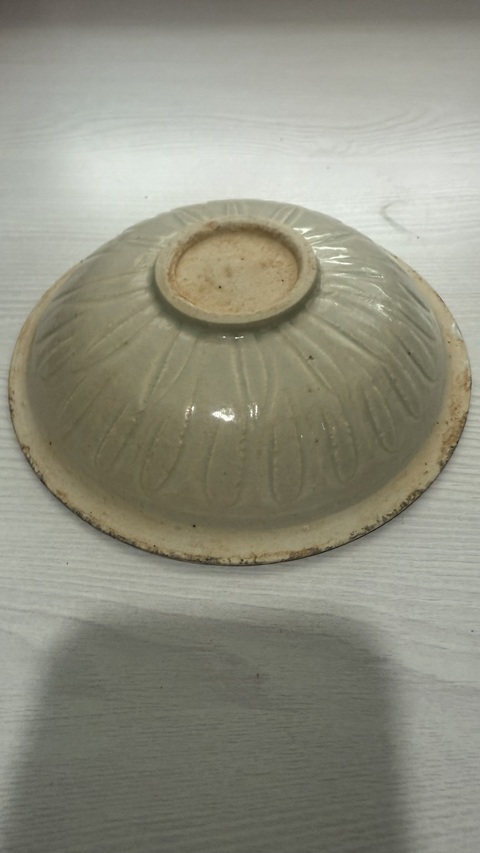 古玩陶瓷影青芒口圈足印刻花花卉紋碗真品鑒賞圖
