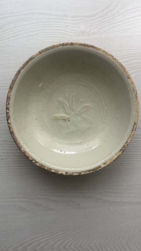 古玩陶瓷影青芒口圈足印刻花花卉紋碗真品鑒賞圖