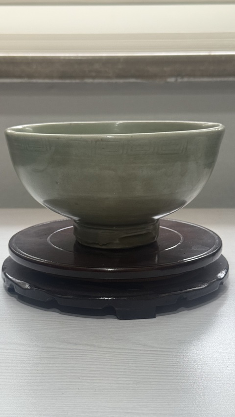 古玩陶瓷龍泉青瓷花卉紋碗拍賣，當(dāng)前價格2580元