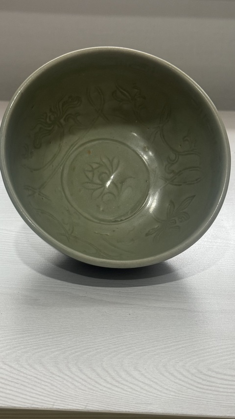 古玩陶瓷龍泉青瓷花卉紋碗拍賣，當(dāng)前價格2580元