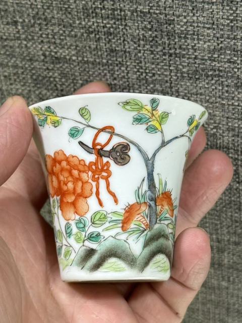 古玩陶瓷粉彩洞石花卉紋馬蹄杯真品鑒賞圖