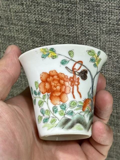 古玩陶瓷粉彩洞石花卉紋馬蹄杯真品鑒賞圖