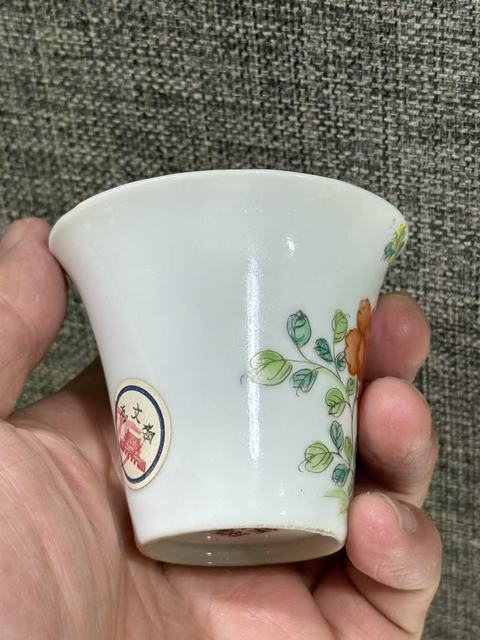 古玩陶瓷粉彩洞石花卉紋馬蹄杯真品鑒賞圖