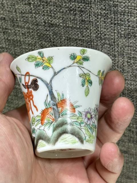 古玩陶瓷粉彩洞石花卉紋馬蹄杯真品鑒賞圖