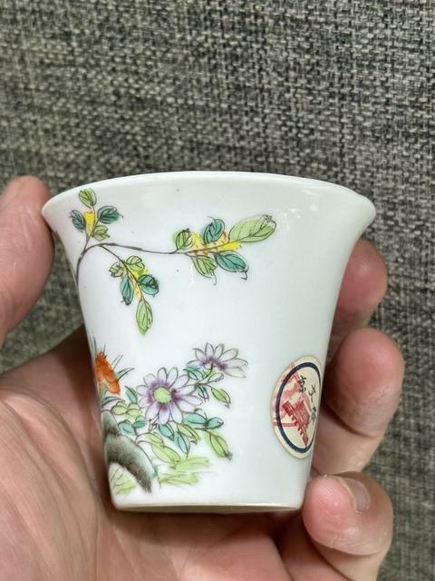 古玩陶瓷粉彩洞石花卉紋馬蹄杯真品鑒賞圖